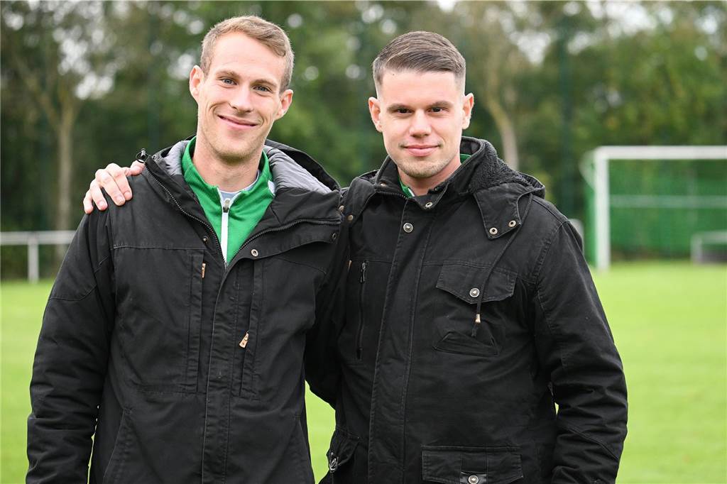 Erst Rücktritt, dann noch zwei Spiele Ein letztes gemeinsames Bild als Bossendorfer Trainer: Benedict Kuss (l.) und Nico Martinez nach dem Spiel gegen die DJK Spvgg. Herten.