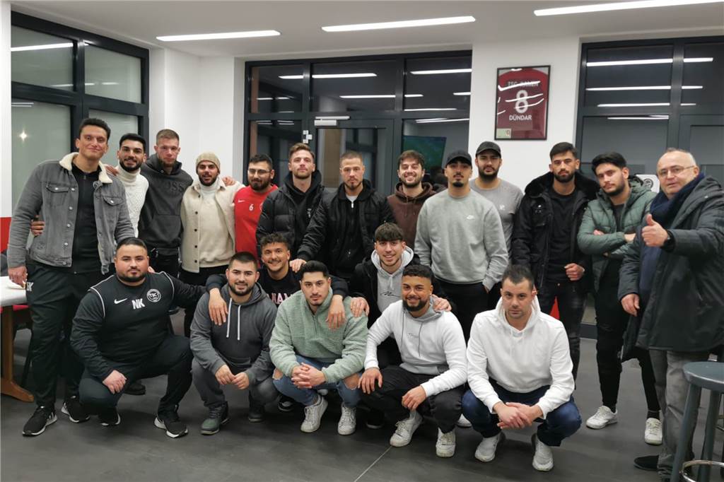 Trennung beschlossen: Co-Trainer Enes Karaaslan verlässt den TSC Kamen sofort Ein letztes Gruppenfoto vor dem Abschied von Enes Karaaslan (hinten links) als Co-Trainer des TSC Kamen.