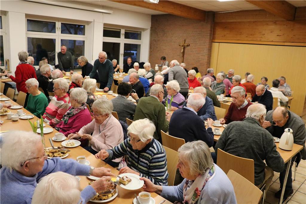 Scheidender Bezirksbürgermeister blickt auf seine Amtszeit zurück Ein letztes Mal lauschten die Senioren Ludger Schnieder.