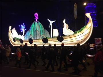 Ein Lichterfest zur Eröffnung. Foto: Julia Wäschenbach