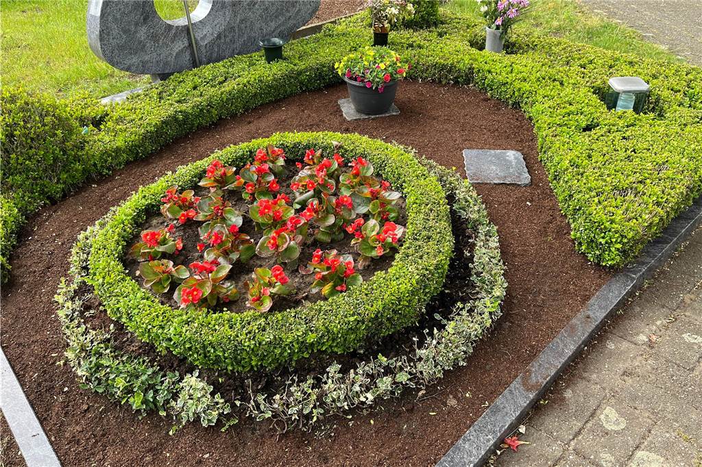 Sixtus-Friedhof: Gräber werden immer öfter mit Schotter zugeschüttet Ein mit Blumen und Grün gestaltetes Grab auf dem Sixtus-Friedhof