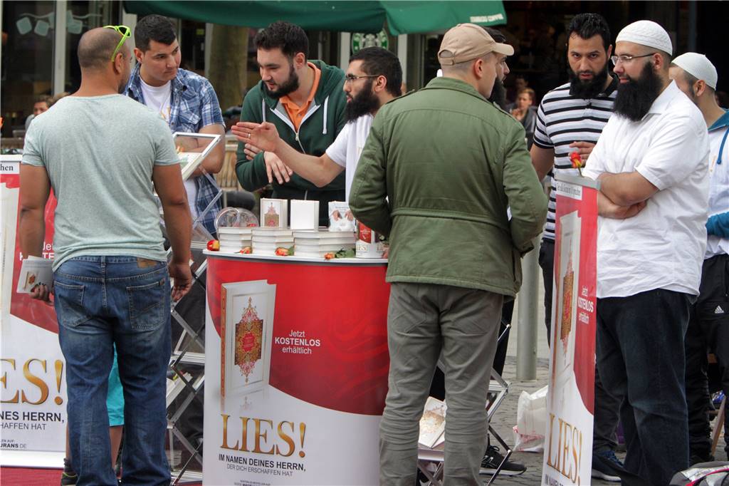 Und der Staat sah zu - der Fall Anis Amri und seine Kontakte nach Dortmund Ein „Lies“-Stand in der Dortmunder Innenstadt. Zwischen 2014 und 2016 wurden solche Stände 90 mal in der Stadt aufgebaut.