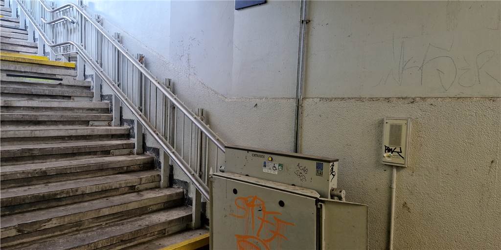 Nicht akzeptabel: Barrierefreiheit wird am Bahnhof ziemlich klein geschrieben Ein Lift könnte Menschen mit einer Behinderung am Lüner Hauptbahnhof theoretisch zu den Gleisen 3 und 4 bringen. Doch vor Ort gibt es keine Barrierefreiheit.