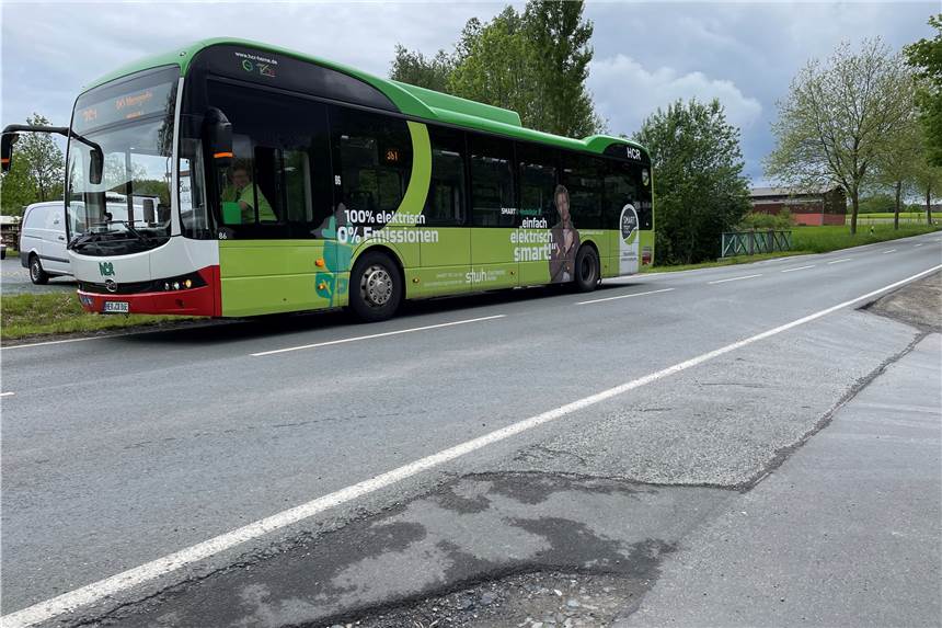 Omikron schlägt zu: Busausfälle wegen Corona in Castrop-Rauxel Ein Linienbus der HCR auf dem Weg von Castrop über Deininghausen und Dingen nach Mengede. Er fährt elektrisch - aber einige Busse fallen diese Woche wegen erkrankter Mitarbeiter im Unternehmen aus.