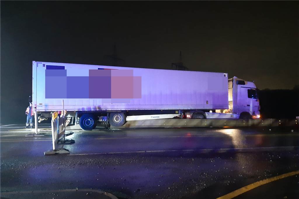 Unfall auf B54: 40-Tonner auf Baustellenabtrennung aufgefahren Lkw auf Absperrung