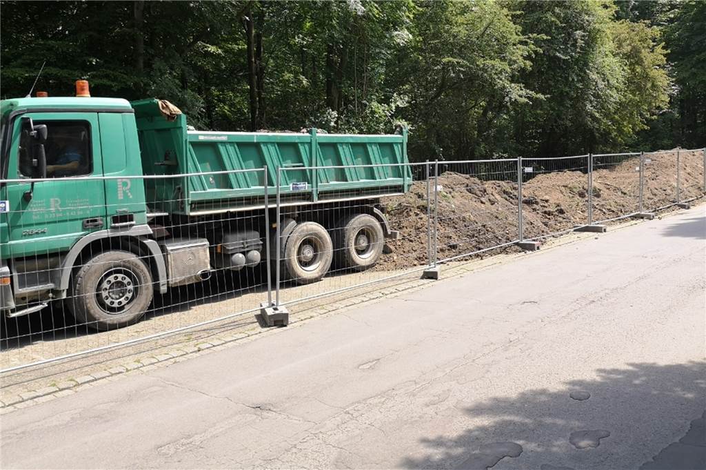 Kilometerlanger Transport von Erde ärgert Anwohner der Grävingholzstraße Ein Lkw, der den Mutterboden zum Parkplatz bringt und dafür über die nur für Anlieger freie Grävingholzstraße fahren muss.