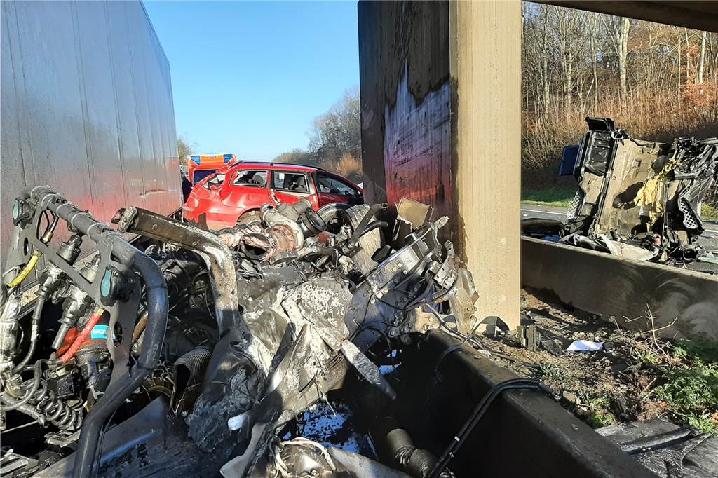 A1: Lkw schiebt Auto durch Mittelschutzplanke - Vollsperrung in beide Richtungen Ein Lkw drückte ein Auto durch die Mittelschutzplanke in den Gegenverkehr.