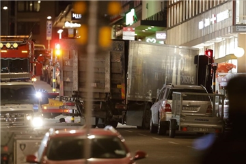 Ein LKW einer Brauerei wurde gekidnappt und in Stockholm in ein Kaufhaus gesteuert. Dabei starben vier Menschen. Ein 39-Jähriger Usbeke hat die Tat gestanden.