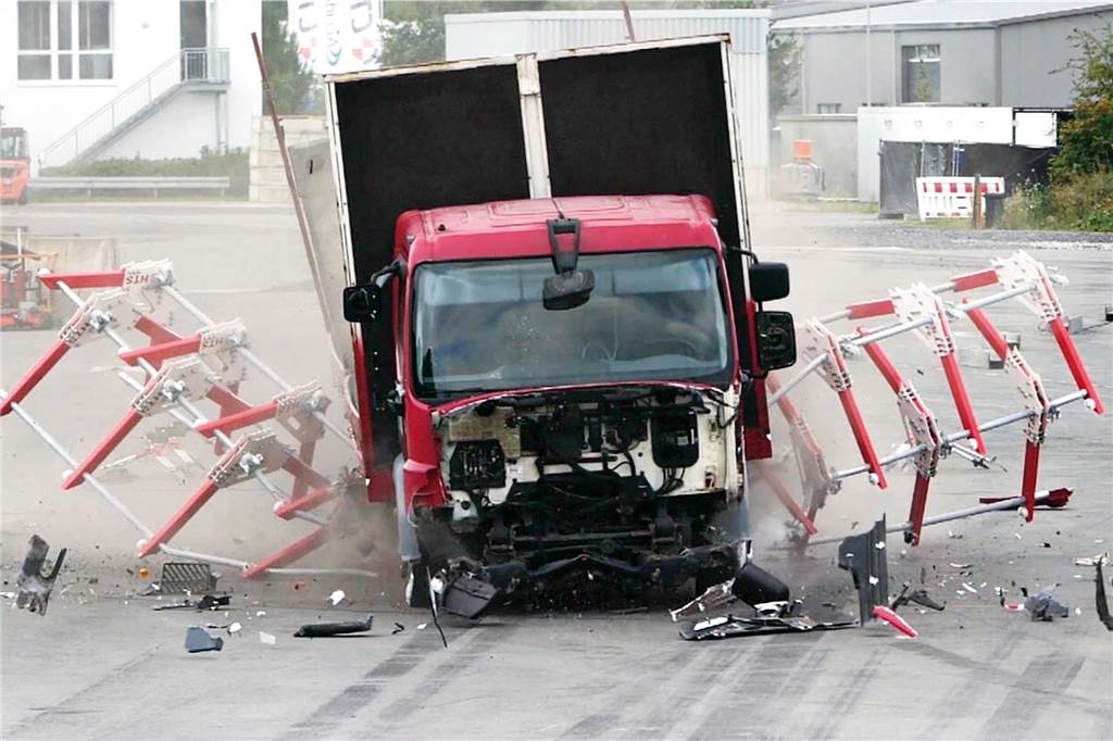 Unternehmen fährt Produktion von Anti-Terror-Sperren hoch Ein Lkw fährt beim Crashtest gegen eine Trucksperre.