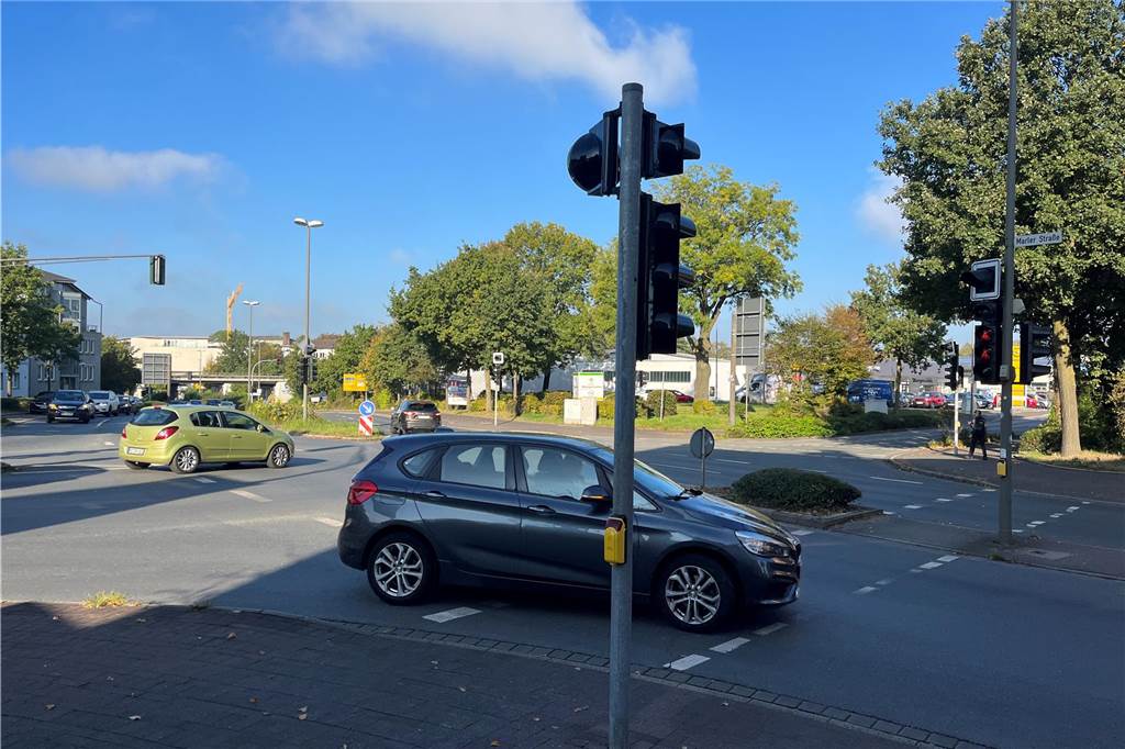Lkw und Linienbus kollidieren auf Bundesstraße in Dorsten Ein Lkw-Fahrer ist bei einem Wendemanöver an der Kreuzung Vestische Allee, Bochumer Straße, Marler Straße und "An der Glashütte" am Montagnachmittag mit einem Linienbus kollidiert. (Symbolbild)