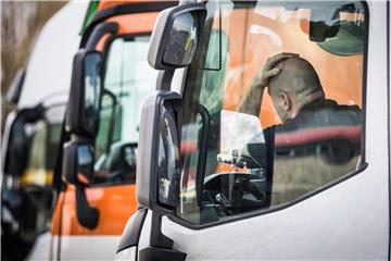 Ein LKW-Fahrer macht an einer Raststätte eine Pause. Foto: Frank Rumpenhorst/Archiv