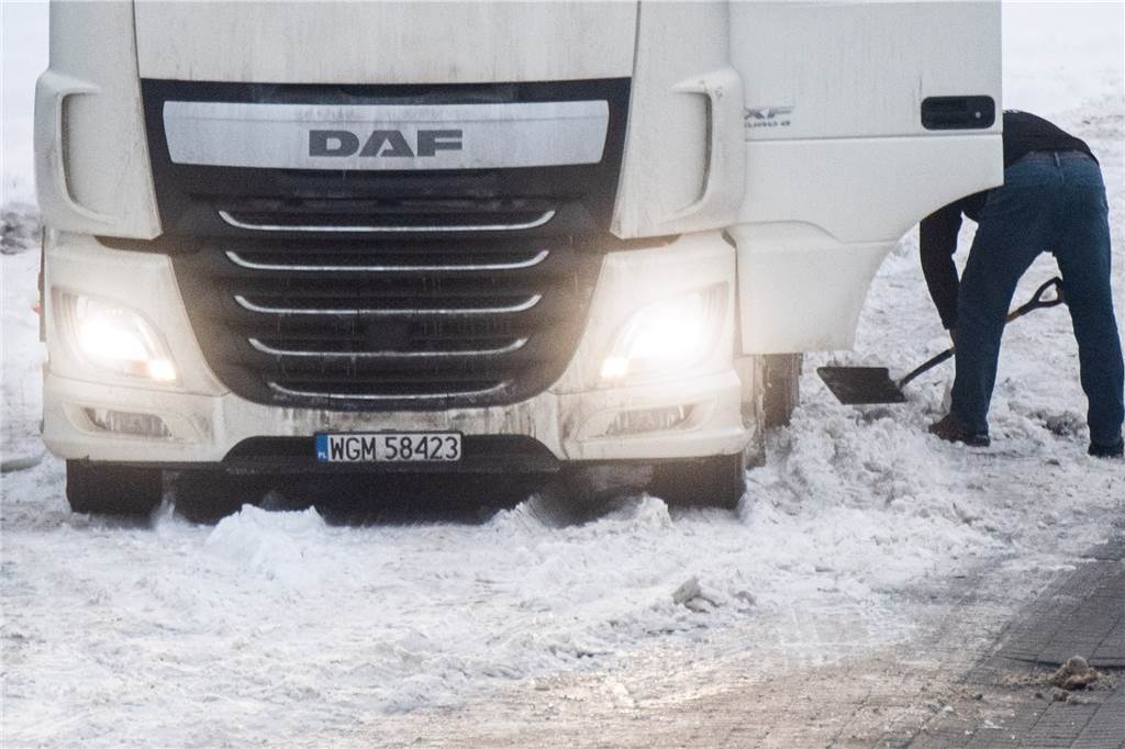 Winter-Chaos: Schwere Schlittenunfälle bei Kindern - Eurobahn fährt wieder – Liveblog Ein LKW-Fahrer versucht auf dem Rastplatz Lehrte-Ost mit einer Schaufel seinen festgefahrenen LKW zu befreien.
