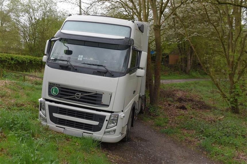 40-Tonner fährt sich auf Schwerter Schotterweg fest Ein LKW hat sich auf einem Fußweg in der nähe des Gehrenbachstausees festgefahren
