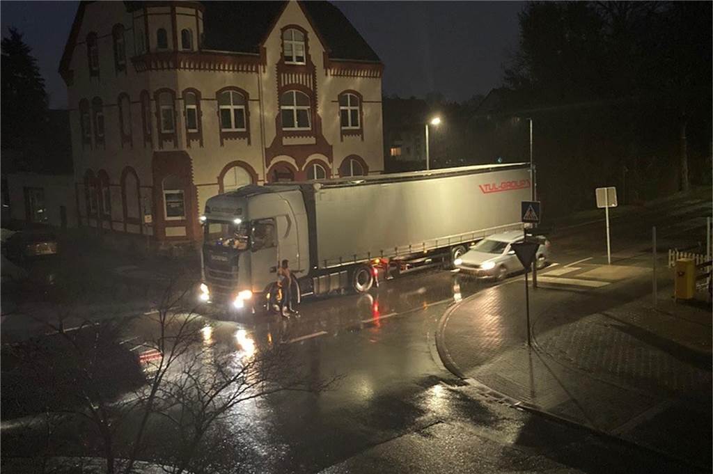Anwohner der Reichshofstraße fordern Durchfahrverbot für Lkw Ein Lkw rangiert an parkenden Fahrzeugen vor dem Westhofener Amtshaus vorbei.