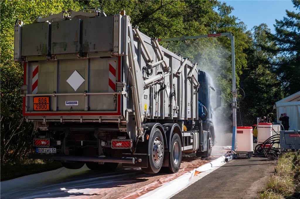 Afrikanische Schweinepest: Es wird ein Wettlauf gegen die Zeit Ein Lkw transportiert die Tierkadaver ab. Er muss zunächst dekontaminiert werden.