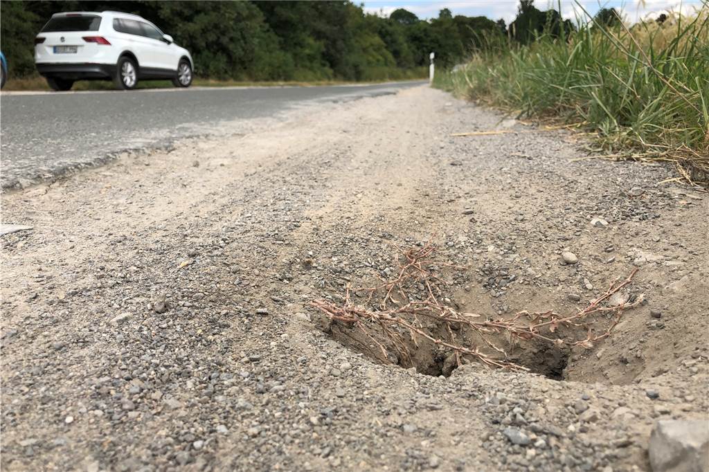 Wieder hat jemand die Pfosten an der Persebecker Straße herausgezogen - die Stadt reagiert Ein Loch, wo mal ein Pfosten war. Das Tiefbauamt wird auf den jüngsten Fall reagieren und neue Pfosten mit einem Schließsystem einsetzen.