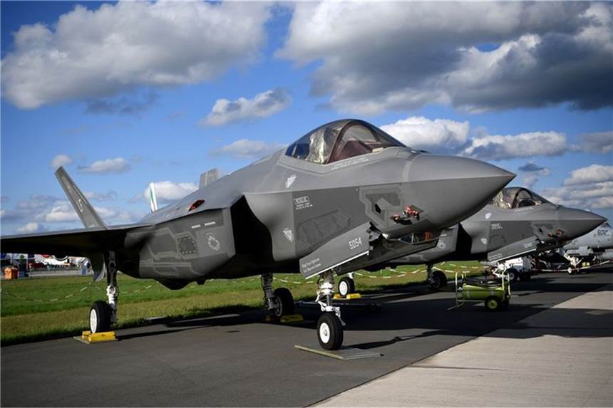 Bundesregierung plant F-35-Tarnkappenjets für Bundeswehr Ein Lockheed Martin F-35 Tarnkappenjet aus den USA mit einem Radargerät des Rüstungsunternehmens Hensoldt bei der Raumfahrtausstellung (ILA) in Berlin.