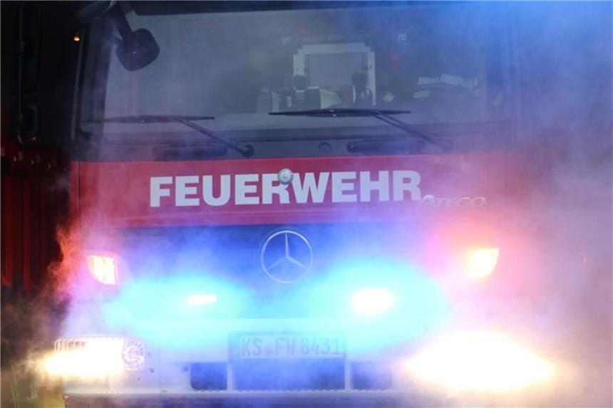 Feuer zerstört Holzlagerhalle in Voerde: Hoher Sachschaden Ein Löschfahrzeug steht in Nebelschwaden getaucht in einer Garage. Foto: Ralf Krawinkel/Archiv