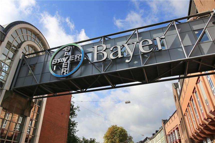 Chefwechsel bei Bayer im Geschäft mit rezeptfreien Mitteln Ein Logo hängt vor dem Werk des Bayer Konzerns. Foto: Oliver Berg/Archiv