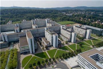 Ein Luftbild aufgenommen mit einer Drohne zeigt einige Gebäude der Universität in Bielefeld. Foto: Friso Gentsch/Archiv