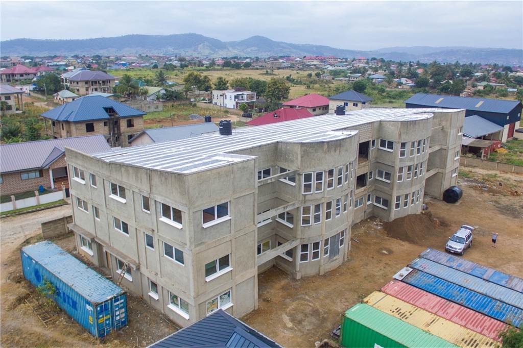 Krankenhausbau in Ghana: Wie Spenden aus Lünen das Projekt unterstützen Ein Luftbild vom Krankenhausgebäude. Ein Großteil des dort verbauten Materials wurde von Deutschland aus mit Seecontainern (links) dorthin verschifft.