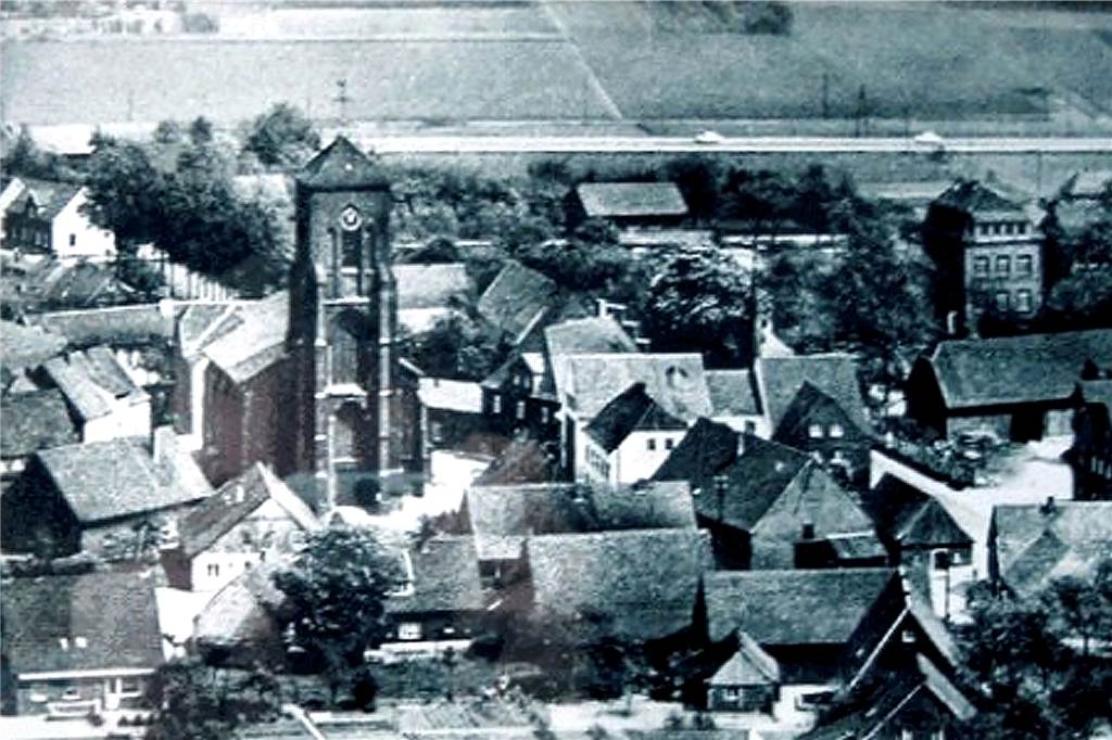 Erle: Ein Ort im Grünen mit schlechter Verkehrsanbindung Ein Luftbild von der nach dem Zweiten Weltkrieg wiederaufgebaute Silvesterkirche mit damals noch stumpfem Turm.