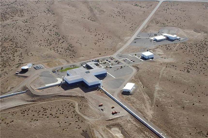 Ein Luftbild von LIGO (Laser Interferometer Gravitational-Wave Observatory): Arte zeigt die spannende Dokumentation „Geheimnisvolle Schwarze Löcher“. Foto: Ligo/NSF