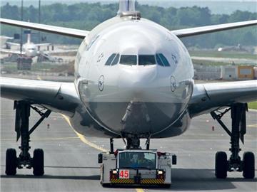 Ein Lufthansa-Airbus A340-300 auf dem Frankfurter Flughafen. Die größte deutsche Fluggesellschaft erwägt aus Spargründen den Einsatz externer Piloten auf Langstrecken. Foto: Boris Roessler