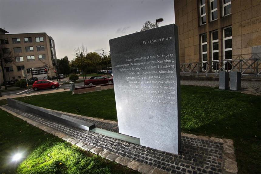 Gibt es ein Muster hinter den Tatorten des NSU? Ein Mahnmal für die Opfer des Nationalsozialistischen Untergrunds (NSU) steht vor der Auslandsgesellschaft. In Dortmund tötete der NSU 2006 Mehmet Kubasik.