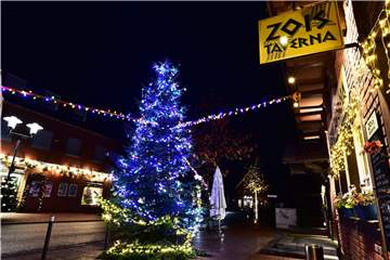Ein majestätischer blauer Blickfang erleuchtet die Schloßstraße.