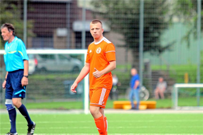 14 Treffer in einem Spiel! Dieser Fußballer schreibt Geschichte Ein Mann, 14 Tore: Maximilian Wilk spielt freiwillig in der Kreisliga C und spielt die Gegner teilweise alleine schwindelig