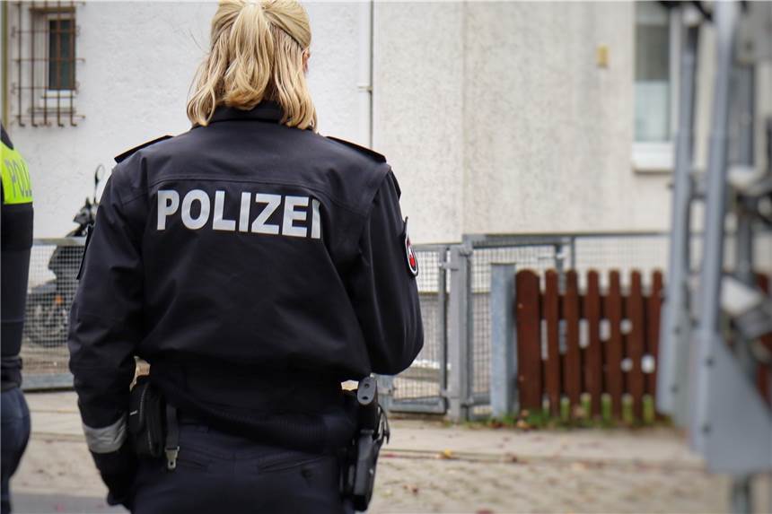 Wegen Vergewaltigung einer geflüchteten Ukrainerin: Mann aus NRW in Haft Ein Mann aus Herne ist von der Polizei verhaftet worden, weil er eine geflüchtete Ukrainerin vergewaltigt haben soll. (Symbolbild)