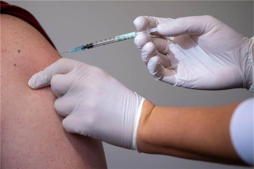 Rund 1800 Menschen erhalten abgelaufenen Biontech-Impfstoff Ein Mann bekommt eine Impfung gegen das Coronavirus (Symbolbild).