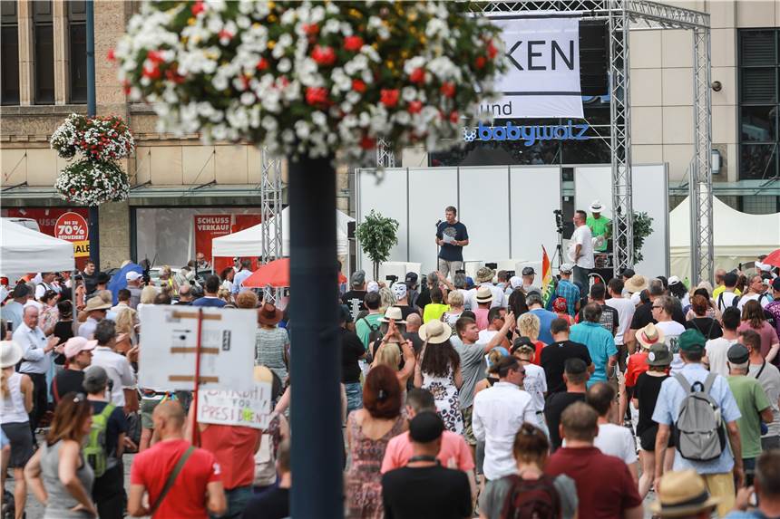 Nach Auftritt bei Demo in Dortmund: Polizei will Querdenker rauswerfen Ein Mann, der sich auf der Bühne als Kriminalhauptkommissar vorgestellt hat, sprach im August auf einer Querdenker-Demo auf dem Hansaplatz.