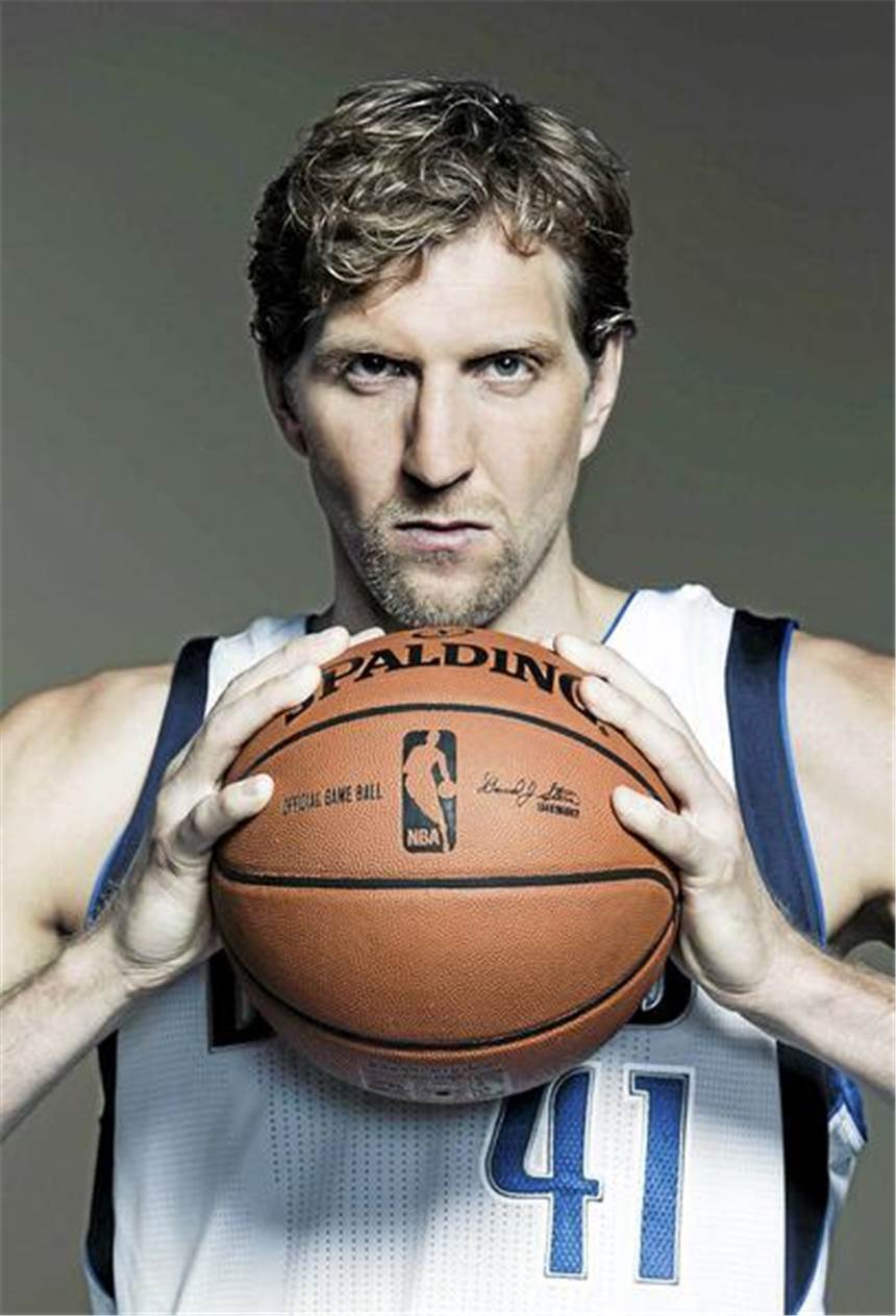 "Der perfekte Wurf" zeigt einen Helden ohne Heldengebaren Ein Mann, ein Ball: Dirk Nowitzki.