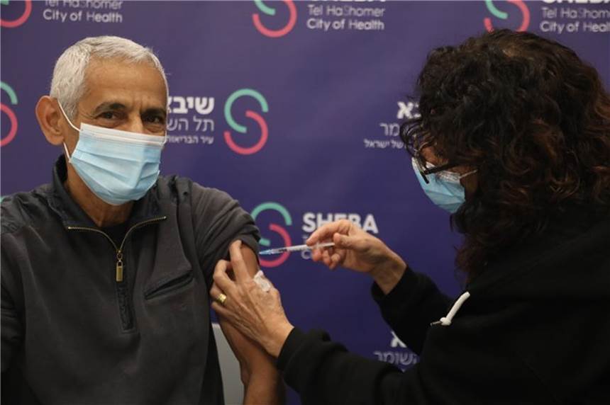 Ein Mann erhält im Schiba-Krankenhaus in Ramat Gan die vierte Dosis des Corona-Impfstoffs. 