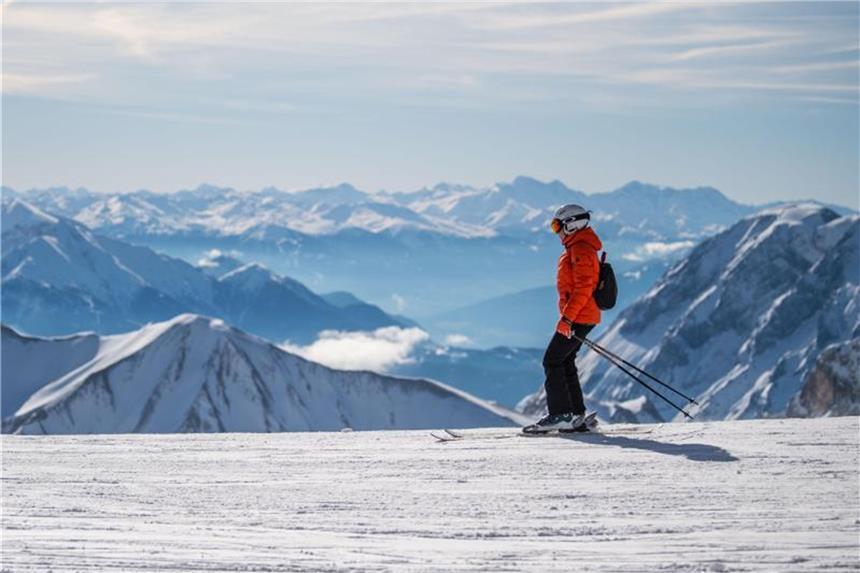 Gute Bedingungen für Wintersportler am Saisonende Ein Mann fährt auf dem Zugspitz-Gletscher Ski. Vielerorts endet am kommenden Wochenende die Wintersportsaison mit dem schließen der Lifte. Foto: Lino Mirgeler