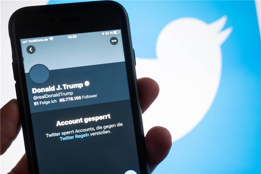 Twitter sperrt Account von US-Präsident Donald Trump dauerhaft Ein Mann hält ein Smartphone, auf dessen Bildschirm der gesperrte Twitteraccount @realdonaldtrump von Donald Trump zu sehen ist.