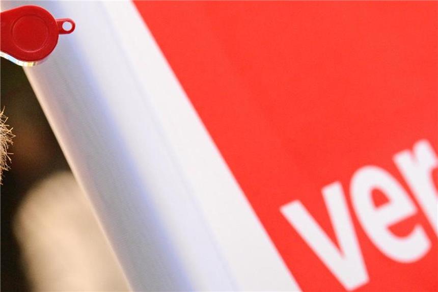 Ein Mann hat bei einem Warnstreik vor dem Verdi-Logo eine Pfeife im Mund. Foto: P. Seeger/Archiv
