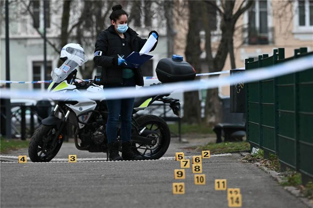 Tödlicher Angriff im Elsass: Sieben Menschen wurden verletzt Eine Polizistin sammelt Beweise am Ort eines Messerangriffs