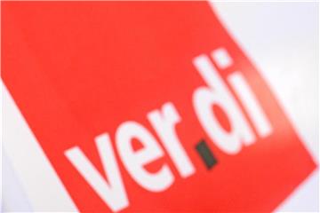 Ein Mann hat vor dem Verdi-Logo eine Trillerpfeife im Mund. Foto: Patrick Seeger/Archiv