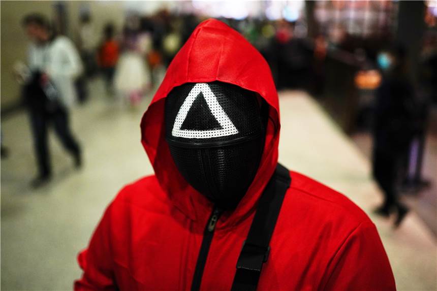 „Squid Game“-Mann attackiert 13-Jährige in NRW und flüchtet dann Ein Mann im „Squid Game“-Kostüm hat offenbar ein Mädchen in NRW attackiert. Es erlitt leichte Verletzungen.