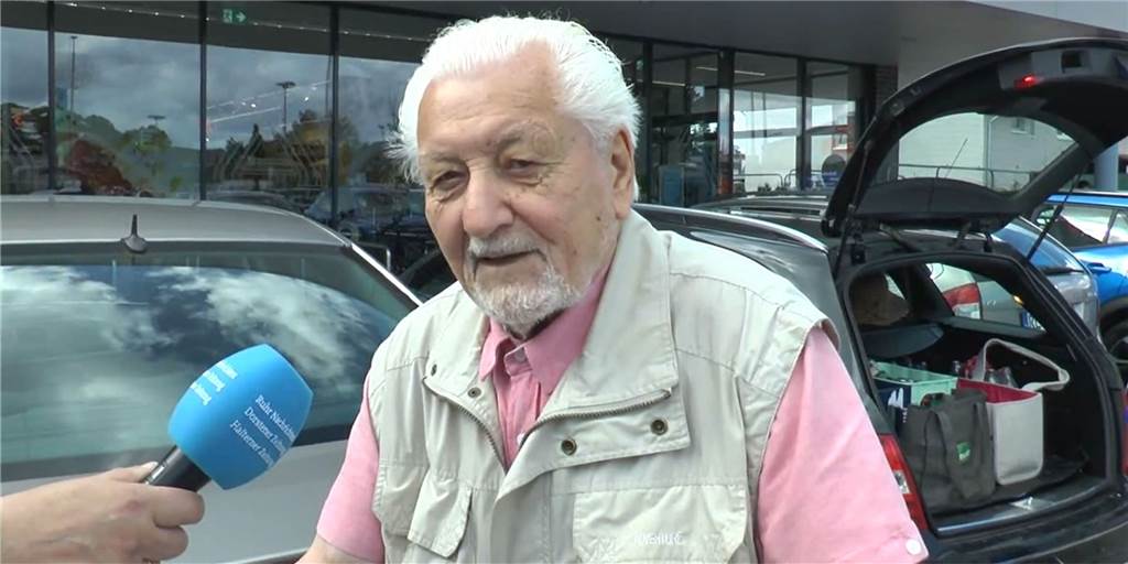 Ein Mann in Haltern vor einem Supermarkt.