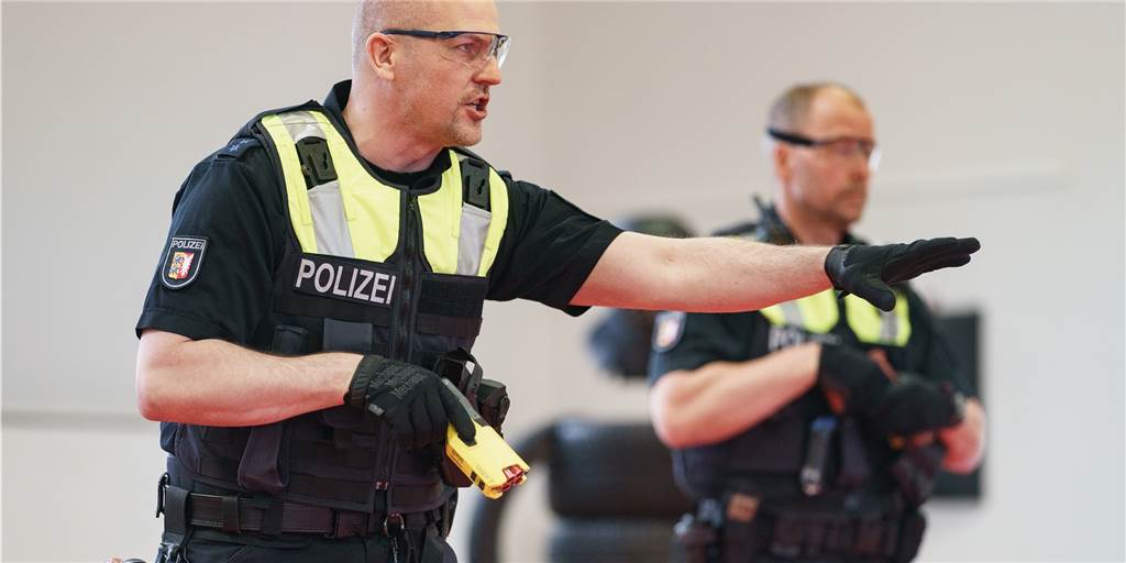 Todesfall in Dortmund: Wie gefährlich ist ein Elektroschock aus dem Taser? Ein Mann ist kurz nach dem Einsatz eines Tasers durch die Polizei in Dortmund gestorben (Symbolbild).