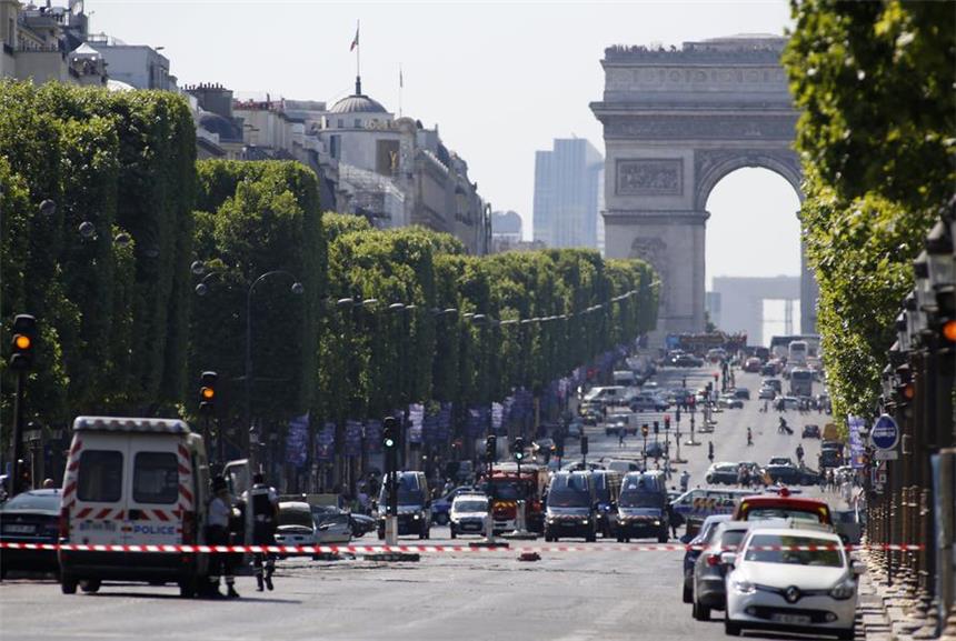 Auto rammt Polizeiwagen auf Champs-Elysées Ein Mann ist mit seinem Auto auf der Pariser Prachtstraße Champs-Elysées auf ein Fahrzeug der französischen Gendarmerie geprallt.