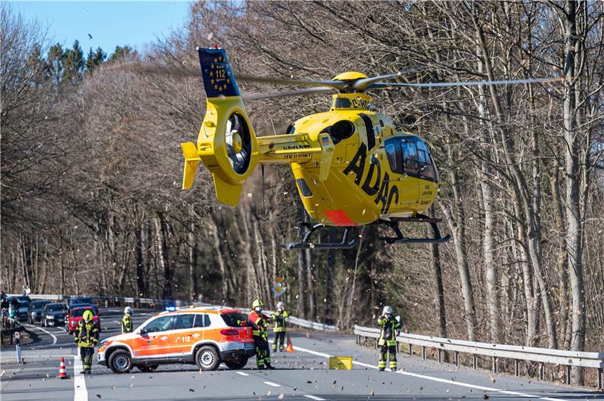 Zahlreiche Stürze und Kollisionen: Mehrere Verletzte bei Motorradunfällen in NRW Ein Mann ist mit seinem Motorrad in Halver (Märkischer Kreis) auf der Bundesstraße 229 gestürzt und schwer verletzt worden. Der Mann wurde am Samstag mit einem Rettungshubschrauber in ein Krankenhaus gebracht, wie ein Sprecher der Polizei mitteilte.