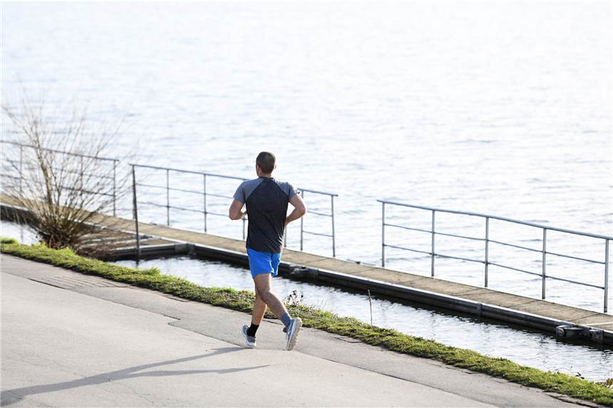 Joggen für Anfänger: Beim Wohlfühltempo klappt’s auch mit Maske Ein Mann joggt am Ufer des Baldeneysee entlang.