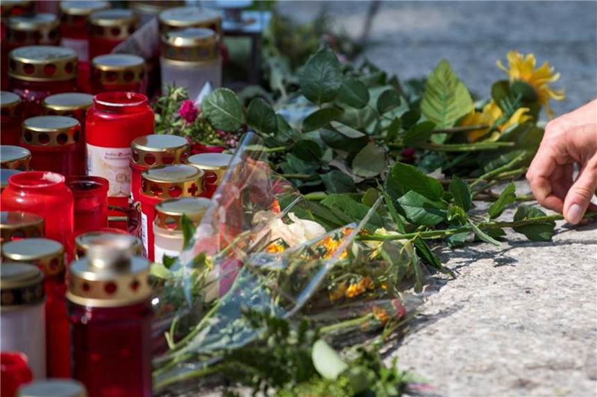 Neue Demos in Chemnitz - Verdächtiger hatte falsche Papiere Ein Mann legt am Tatort der Messerstecherei eine Blume nieder. Foto: Monika Skolimowska