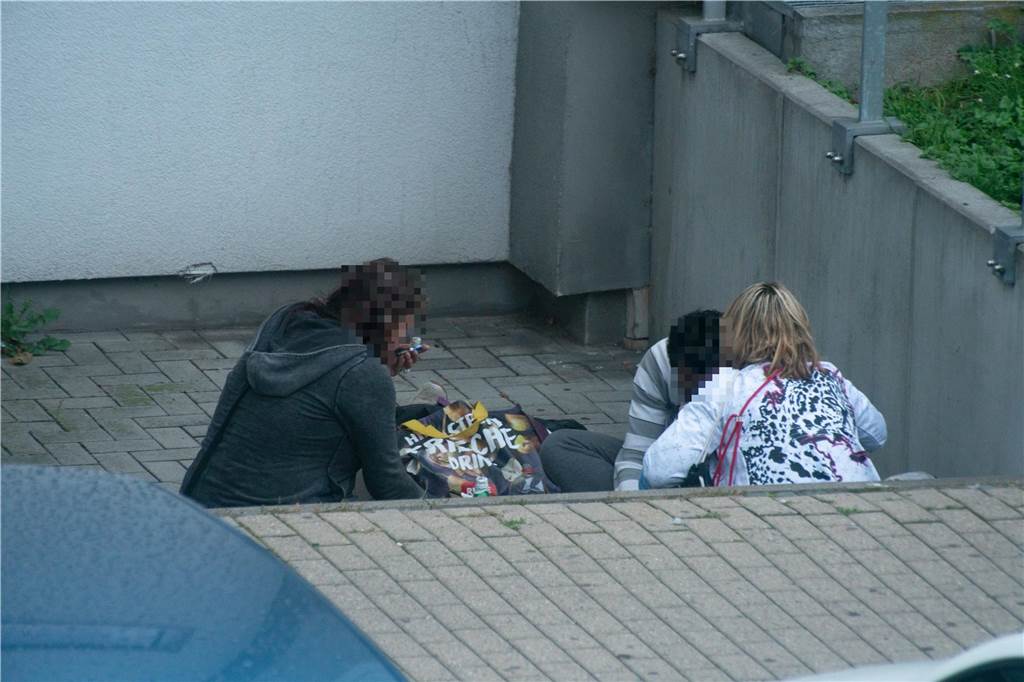 „Ich werfe der Stadt Inkompetenz vor“: Familie Reitmayer lebt zwischen Baustellen Ein Mann raucht an der Geschwister-Scholl-Straße eine Crack-Pfeife.