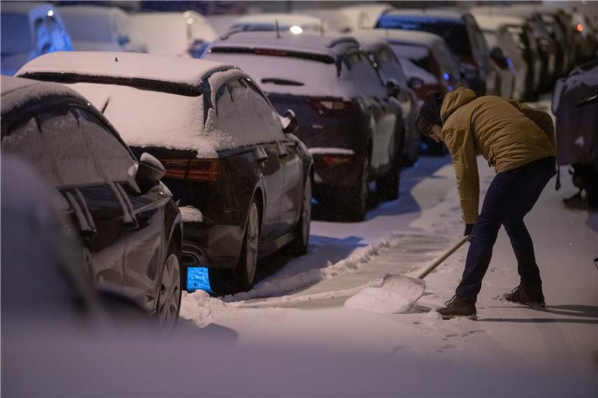 Eis, Schnee und Glätte: Strenger Winter bleibt – doch die Lage normalisiert sich Ein Mann schippt Schnee vom Bürgersteig - so bald wird der Schnee nicht tauen.